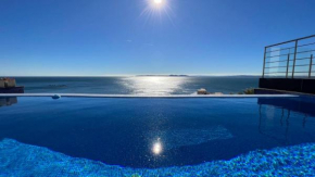 Preciosa casa con piscina desbordante y vistas al mar
